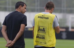 Carille e Henrique no treino de reapresentao do Corinthians aps derrota para o Bahia