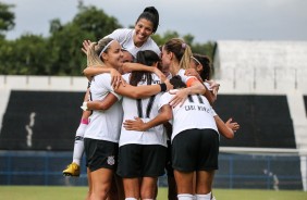 Jogadoras do Corinthians Futebol Feminino comemorando gol contra o So Jos