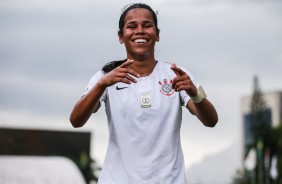 Victria feliz com seu gol contra o So Jos, pelo Campeonato Paulista Feminino