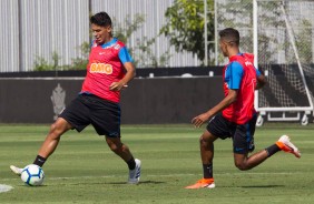 Caetano e Pedrinho durante o ltimo treino do Corinthians antes de enfrentar a Chapecoense
