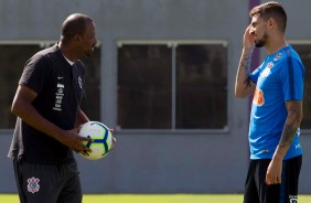 Fabinho e Pedro Henrique durante o ltimo treino do Corinthians antes de enfrentar a Chapecoense