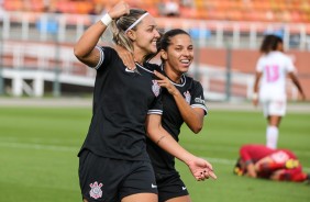 Crivelari e Millene comemorando gol contra o Santos, pelo Paulista Feminino 2019