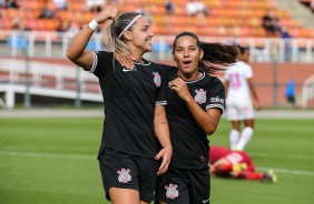 Giovanna Crivelaria e Millene comemorando gol contra o Santos, pelo Paulista Feminino 2019