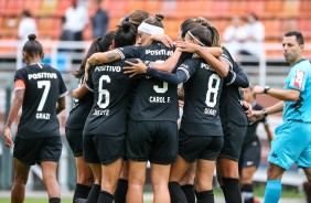 Jogadoras do Corinthians comemorando vitria diante o Santos, pelo Campeonato Paulista Feminino