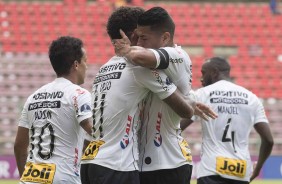 Ralf e Jnior Urso comemorando o gol dele contra o Deportivo Lara, na Venezuela