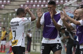 Sornoza comemorando seu gol com Richard e Rgis na partida contra o Lara, na Venezuela
