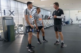 Hugo e Janderson conversam com Walmir Cruz no treino de hoje no CT