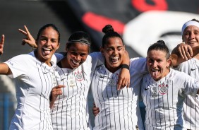 A mulheradas do Corinthians Feminino comemora a goleada por 9 a 0 sobre o So Francisco