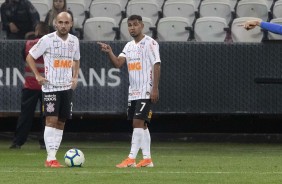 Rgis e Sornoza durante cobrana de falta contra o CSA, na Arena Corinthians
