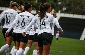Garotas do Corinthians Feminino comemorando triunfo sobre o Vitria, pelo Brasileiro