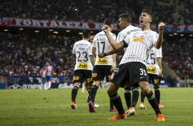 Jogadores comemorando gol contra o Fortaleza, pelo Brasileiro