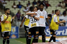 Pedrinho e Mateus Vital no jogo contra o Fortaleza, pelo Campeonato Brasileiro