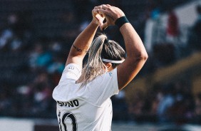 Crivelari comemora seu gol contra a Ferroviria, pelo Paulista Feminino