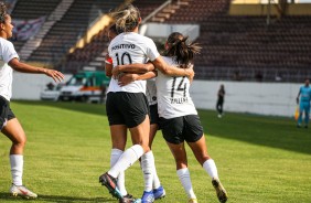 Millene e companheiras comemorando gol contra a Ferroviria, pelo Paulista Feminino