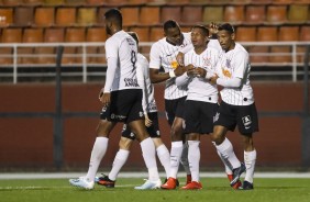 Jogadores do Corinthians comemorando gol contra o So Paulo, pelo Brasileiro Sub-20