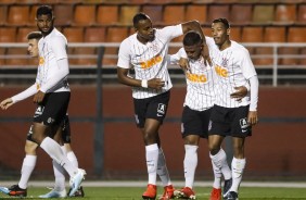 Jogadores do Corinthians Sub-20 comemorando gol contra o So Paulo, pelo Brasileiro da categoria