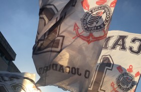 Belas imagens de bandeiras do Corinthians em dias de jogos
