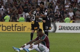 Fagner e Gil durante duelo contra o Fluminense, pela Sul-Americana, no Maracan
