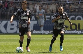 Vital e Clayson durante jogo contra o Cear, pelo Brasileiro, na Arena Corinthians