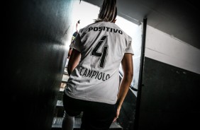 Giovanna no vestirio antes do jogo contra o Juventus pelo Campeonato Paulista Feminino