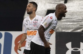 Clayson e Love na vitria sobre o Bahia, pelo Brasileiro, na Arena Corinthians