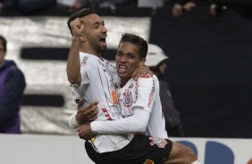 Clayson e Pedrinho comemorando o segundo gol contra o Bahia