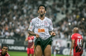 Zagueiro Gil marcou o gol contra o Athletico-PR, pelo Brasileiro, na Arena Corinthians