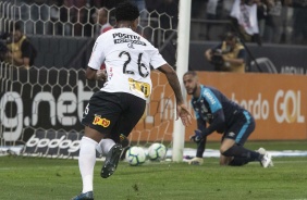 Gil durante comemorao do seu gol contra o Athletico-PR, na Arena Corinthians