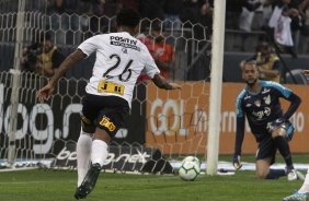 Gil marcou o primeiro gol do Corinthians contra o Athletico-PR, pelo Brasileiro