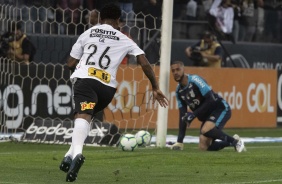 Zagueiro Gil comemora seu gol contra o Athletico-PR, pelo Brasileiro, na Arena