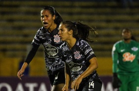 Millene e Victria durante jogo contra o Libertad/Limpeo pela Libertadores Feminina 2019