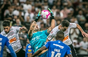 Mndez e Avelar em duelo contra o Cruzeiro, pelo Campeonato Brasileiro, na Arena Corinthians