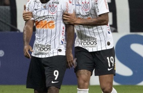 Love e Gustavo durante jogo contra o Santos, na Arena Corinthians, pelo Brasileiro