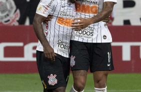 Vagner Love e Gustavo durante jogo contra o Santos, na Arena Corinthians, pelo Brasileiro