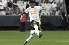 Zagueiro Gil durante jogo contra o Santos, na Arena Corinthians, pelo Brasileiro