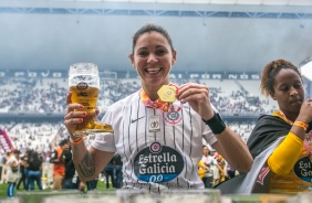 Gabi Zanotti exibe medalha de campe paulista feminino 2019 em plena Arena Corinthians lotada
