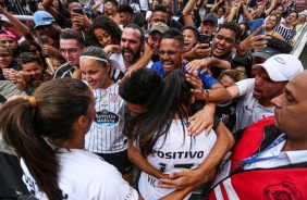 Meninas do Corinthians Feminino comemorando vitria sobre o So Paulo, na final do Paulista