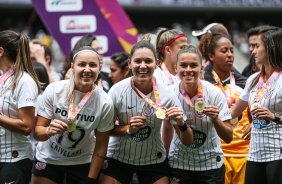 Crivelari, Gabi e Tamires exibindo medalhas do Campeonato Paulista Feminino