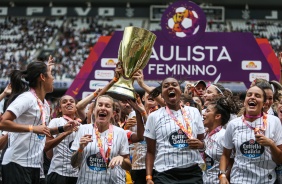 Jogadoras levantam taa de campes paulista pelo Corinthians Feminino