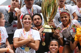 Treinador Arthur Elias e comandadas levantam a taa de Campees Paulista pelo Corinthians Feminino
