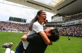 Arthur e Victria comemorando o ttulo do Campeonato Paulista Feminino