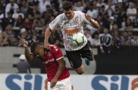 Danilo Avelar durante jogo contra o Internacional, na Arena Corinthians, pelo Brasileiro