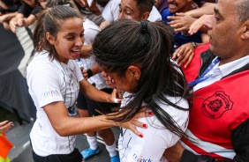 Emocionadas, meninas do Corinthians Feminino comemorando o ttulo do Campeonato Paulista