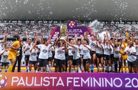 Foto do momento em que as meninas do Corinthians levantam a taa do Campeonato Paulista