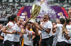 Grazi e companheiras segurando a taa do Campeonato Paulista Feminino
