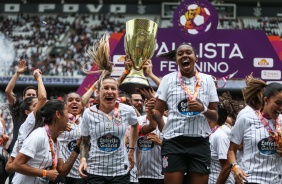Jogadoras do Corinthians levantando a taa de campes paulista