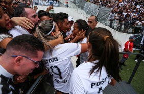 Jogadoras do Corinthians vo para a galera em comemorao ao Campeonato Paulista