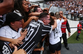 Meninas do Corinthians comemorando o ttulo Paulista no meio da galera