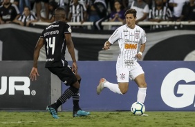 Meia Mateus Vital durante partida contra o Botafogo, no estdio Nilton Santos