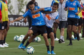 Clayson e Sornoza no treinamento do Corinthians desta sexta-feira, no CT Joaquim Grava